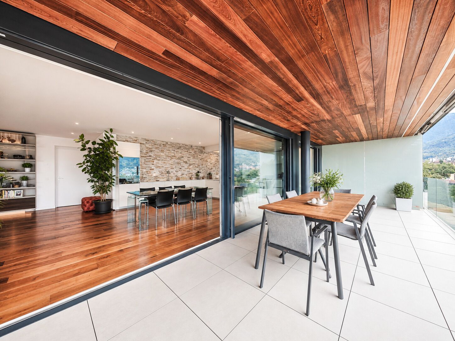 Große moderne Terrasse mit offenem Wohnbereich