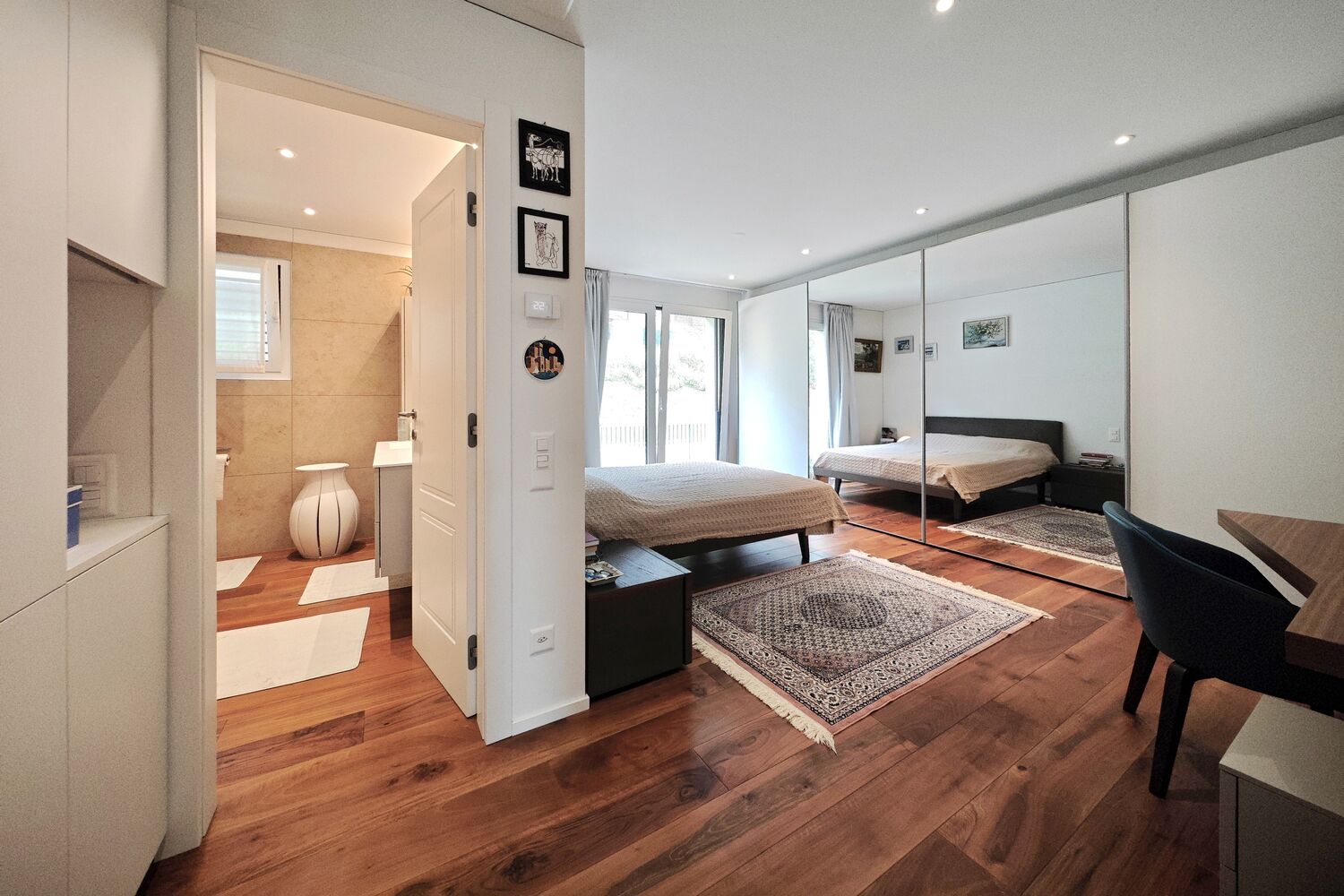 Schlafzimmer mit angrenzendem Bad