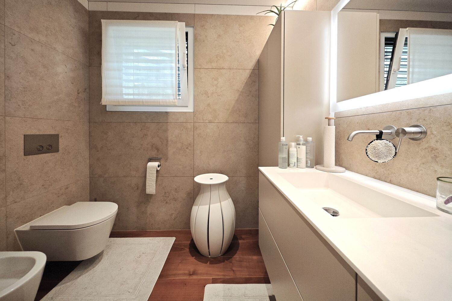 Modernes Badezimmer mit WC und Waschtisch
