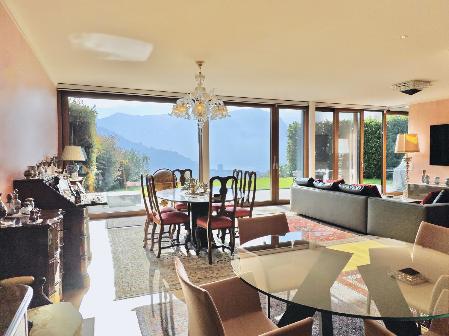 Großzügiges Wohn- und Esszimmer mit Panoramablick