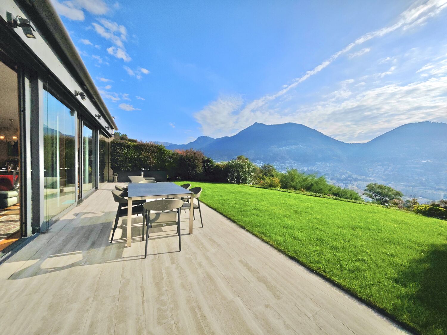 Terrasse mit Bergblick