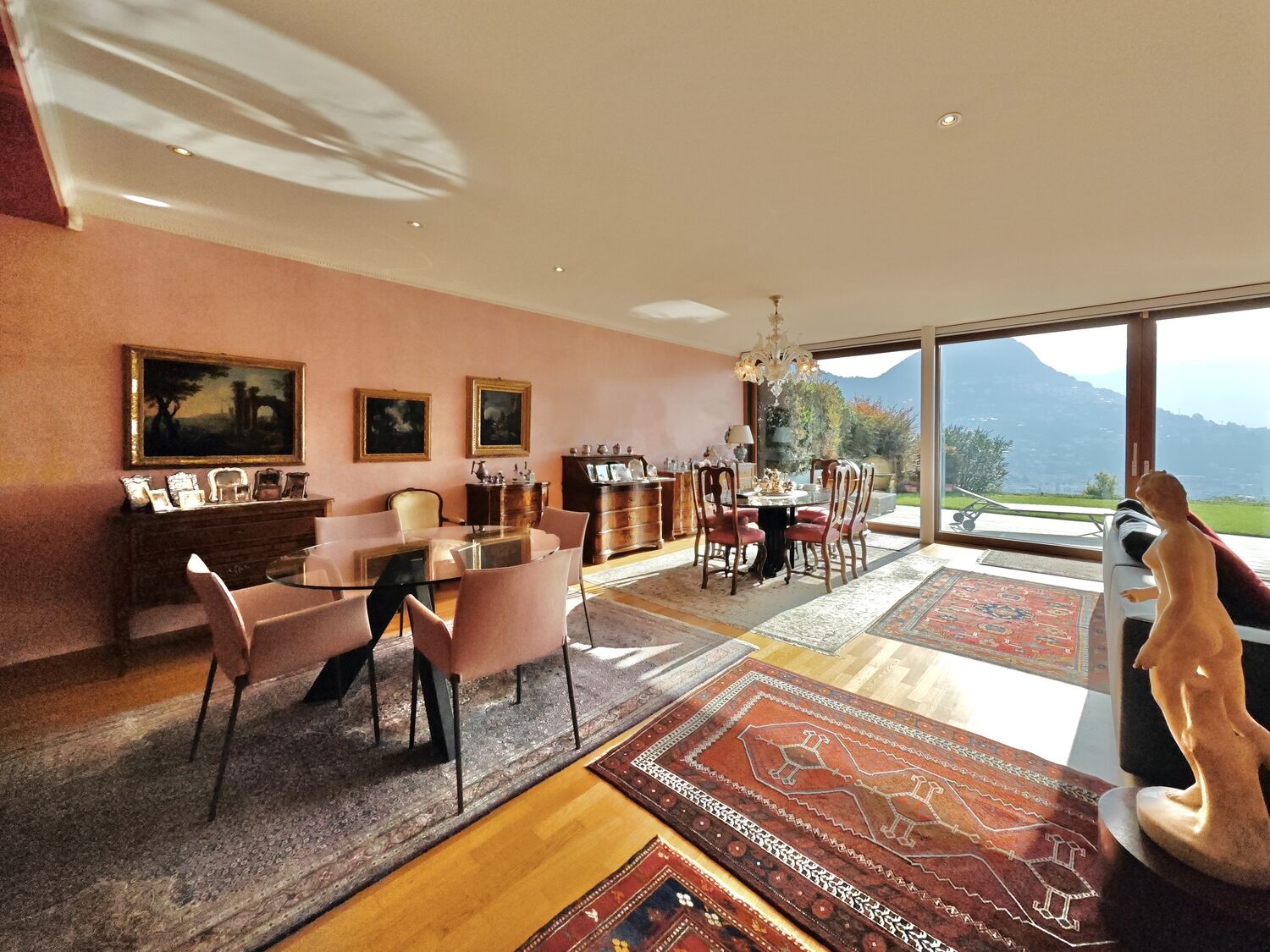 Elegantes Wohn-Esszimmer mit Bergblick