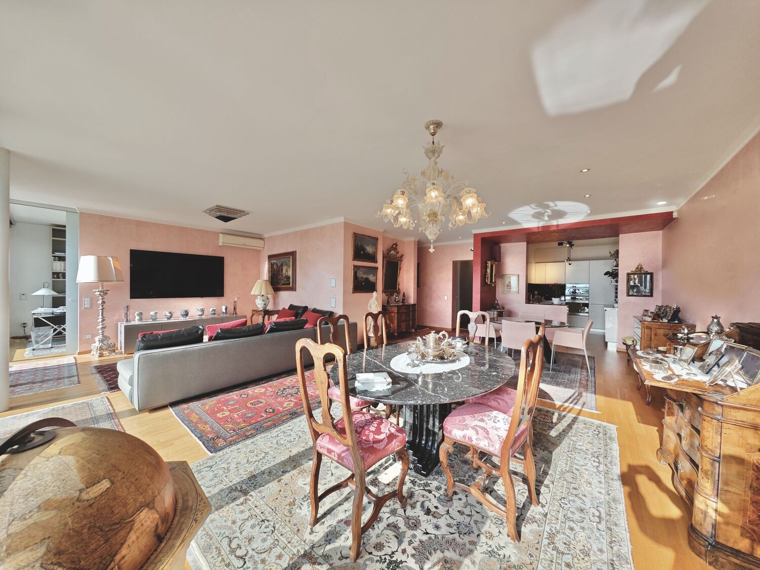 Elegantes Wohn- und Esszimmer mit klassischer Einrichtung