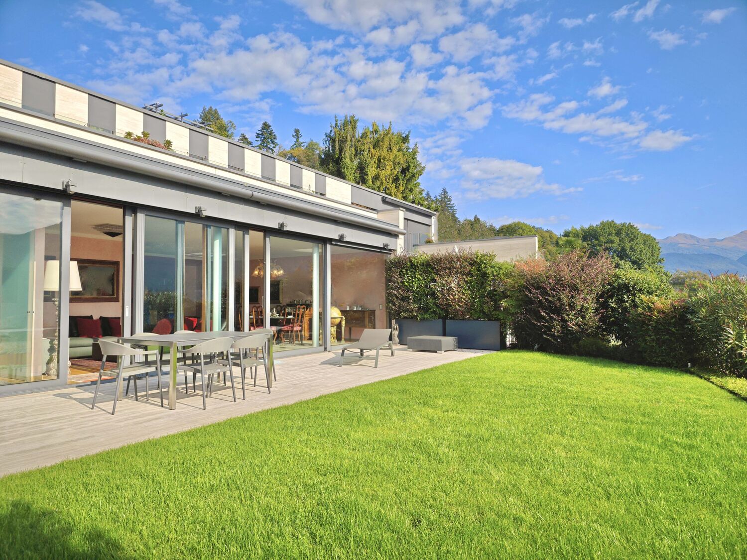Moderne Terrasse mit Garten und Bergblick