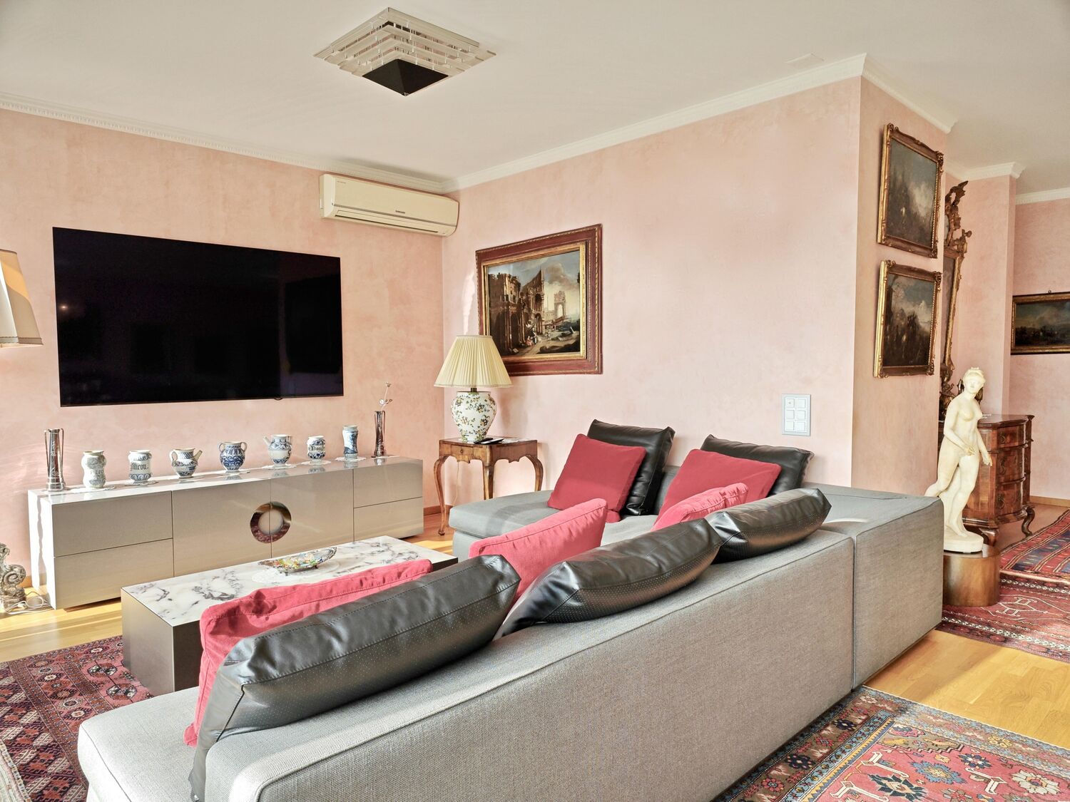 Klassisches, elegant eingerichtetes Wohnzimmer