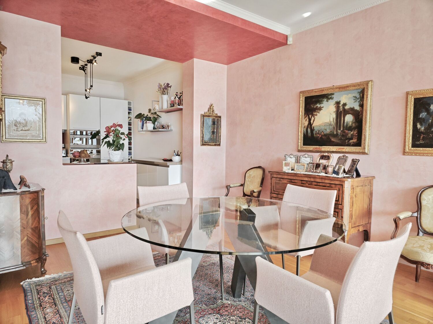 Elegantes Esszimmer mit rosa Wänden