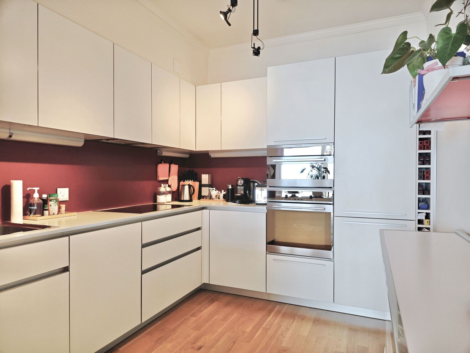 Moderne Einbauküche mit Weinrot-Akzentwand