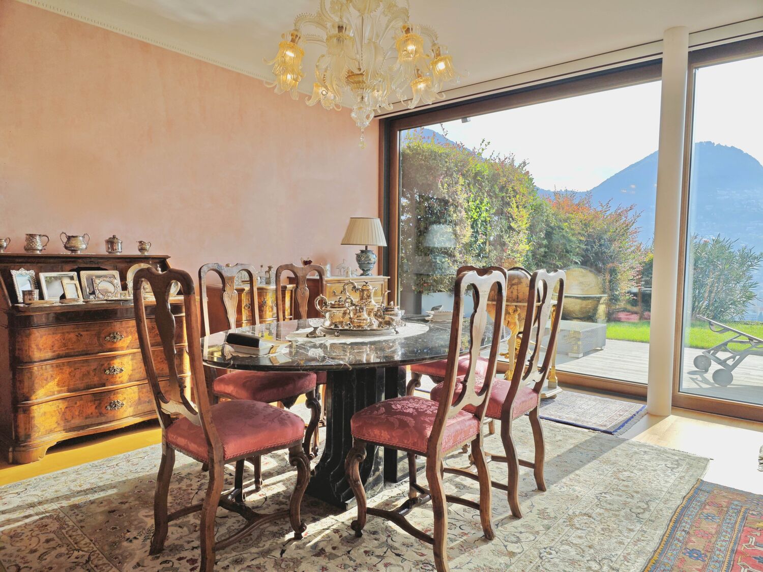 Elegantes Esszimmer mit Gartenblick