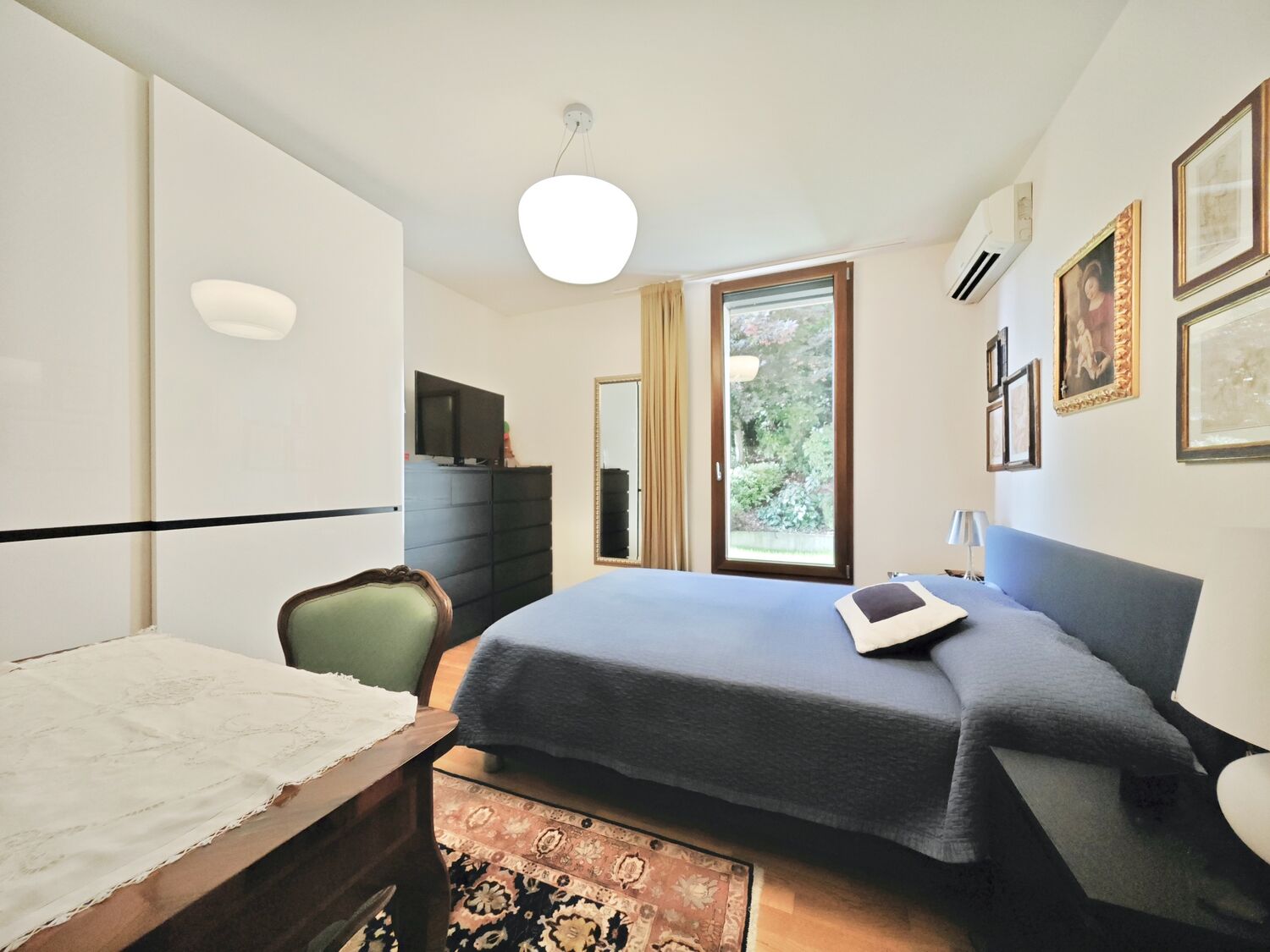 Helles Schlafzimmer mit Doppelbett und klassischer Einrichtung