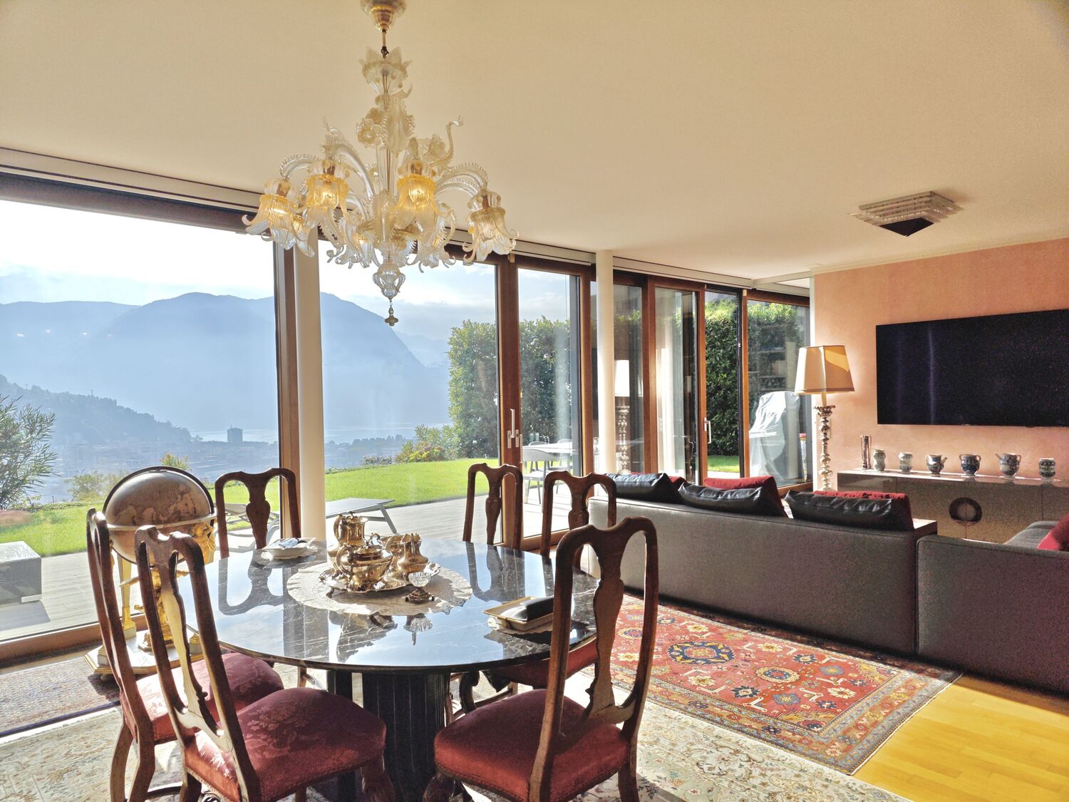 Wohn- und Essbereich mit Panoramablick