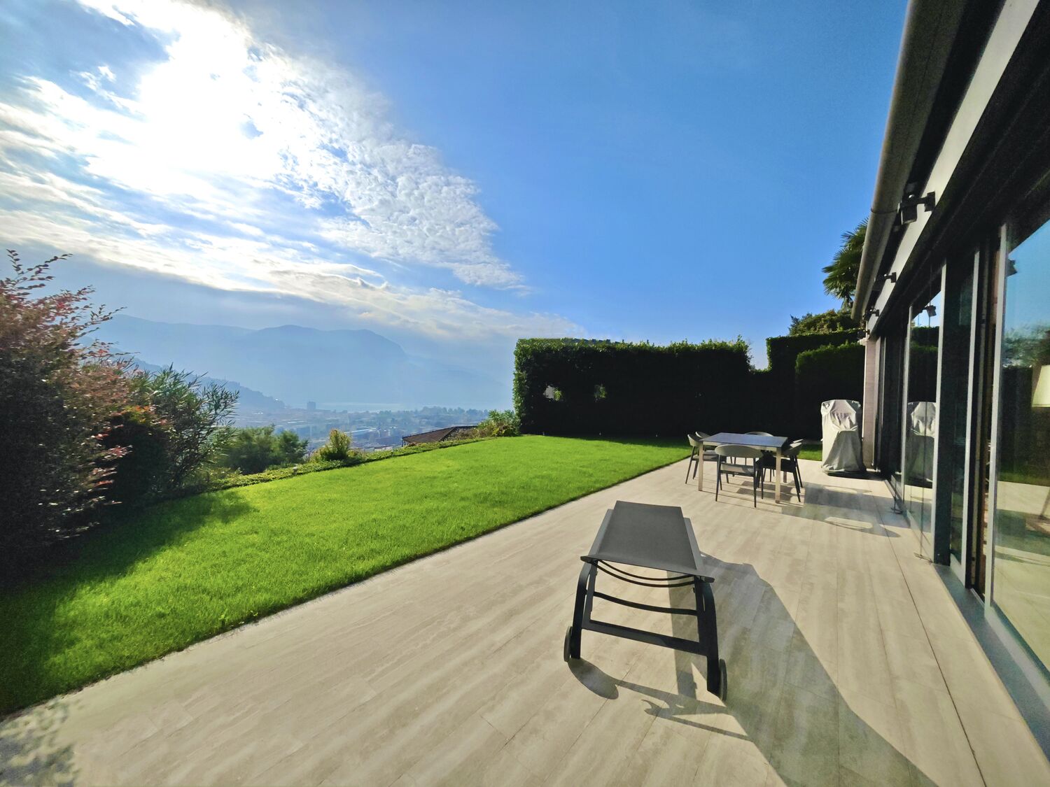 Sonnige Terrasse mit Garten und Ausblick