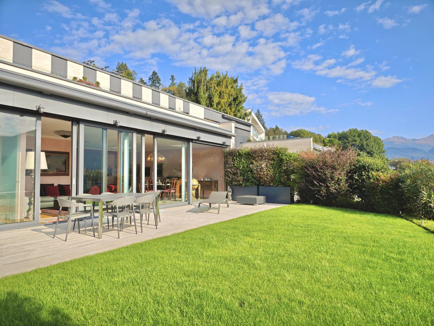 Moderne Terrasse mit Garten und Bergblick