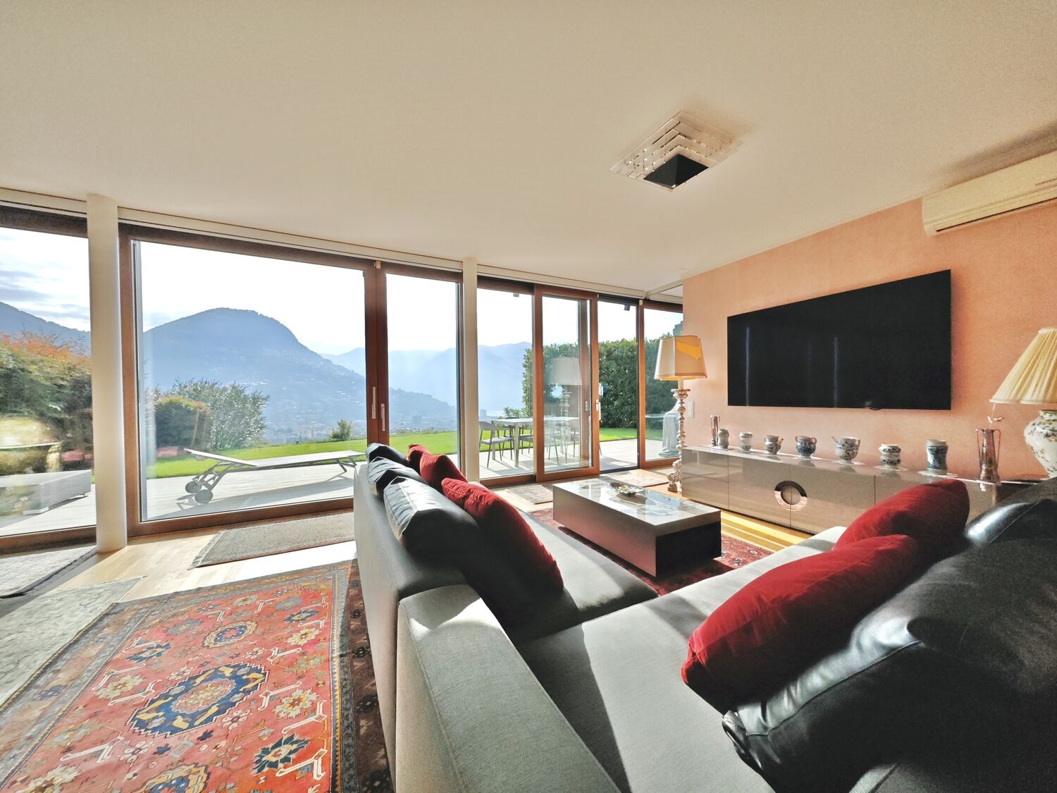 Helles Wohnzimmer mit Panoramablick
