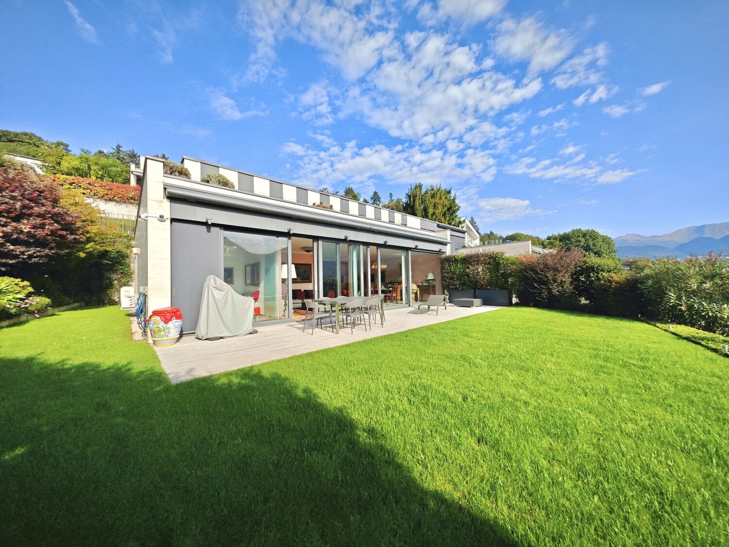 Modernes Haus mit großer Terrasse und Garten