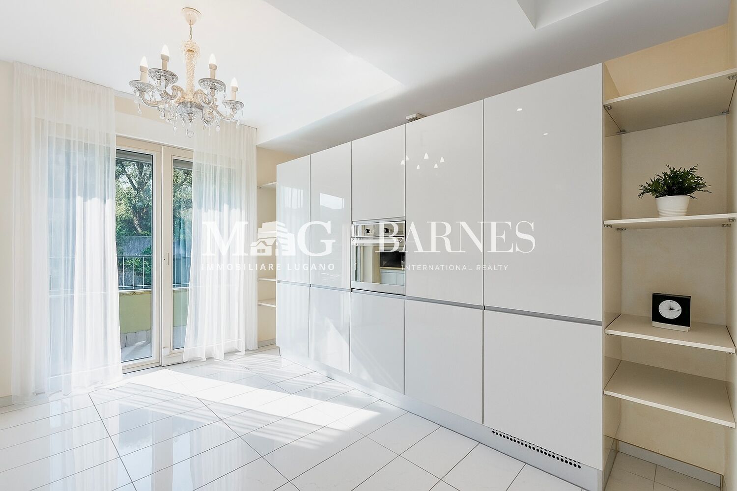 Helles Zimmer mit Einbauschrank und Balkonblick