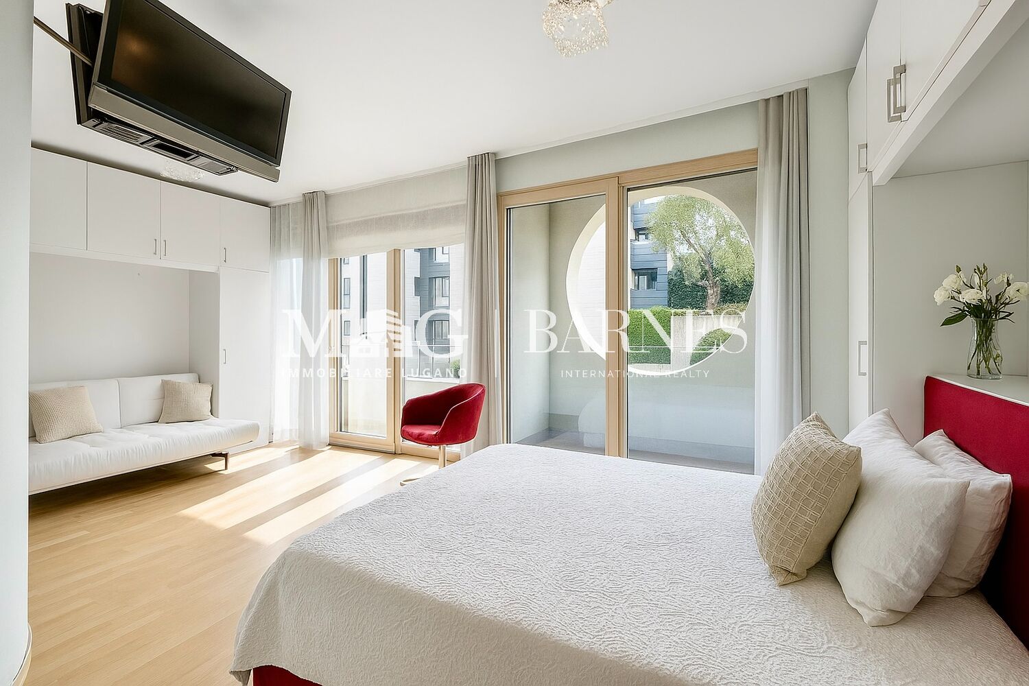 Helles Schlafzimmer mit Balkonzugang