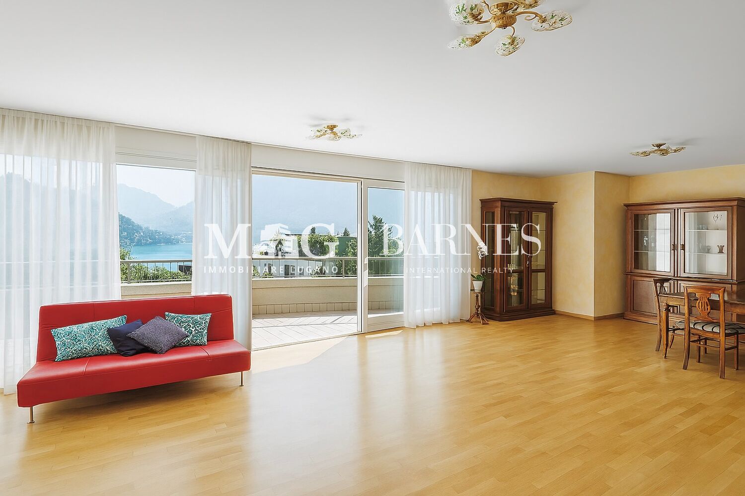 Heller Wohnraum mit Seeblick und Balkon