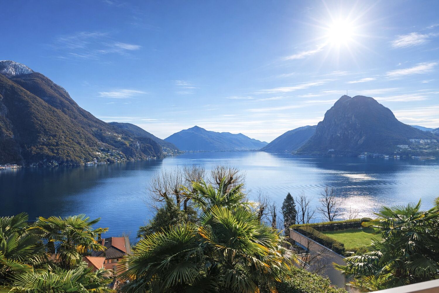 Panoramablick auf See und Berge