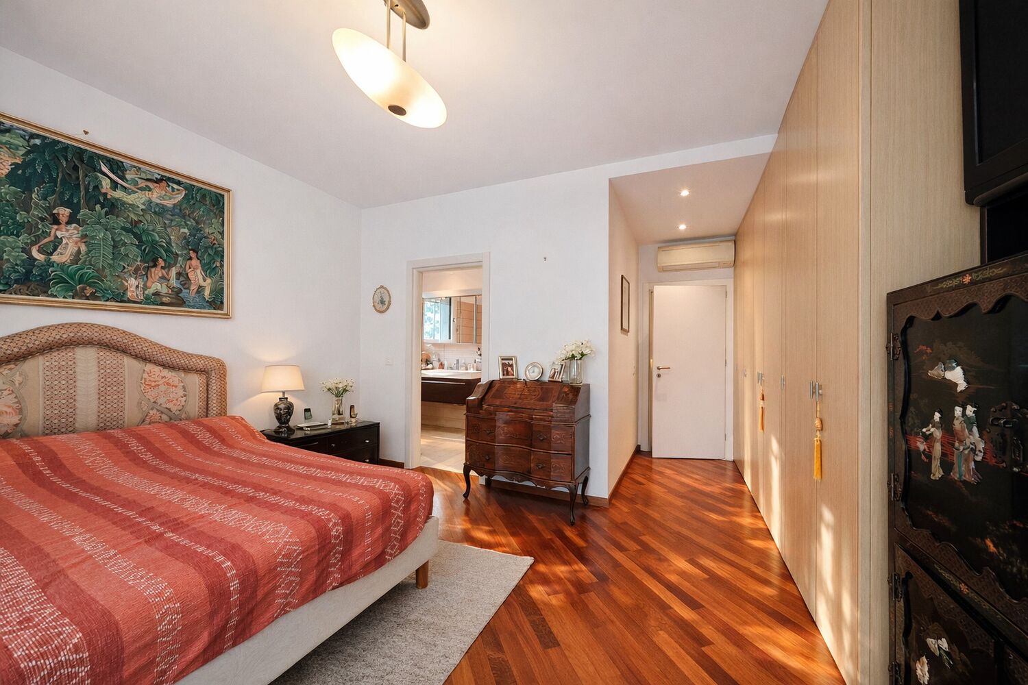 Schlafzimmer mit traditioneller Einrichtung