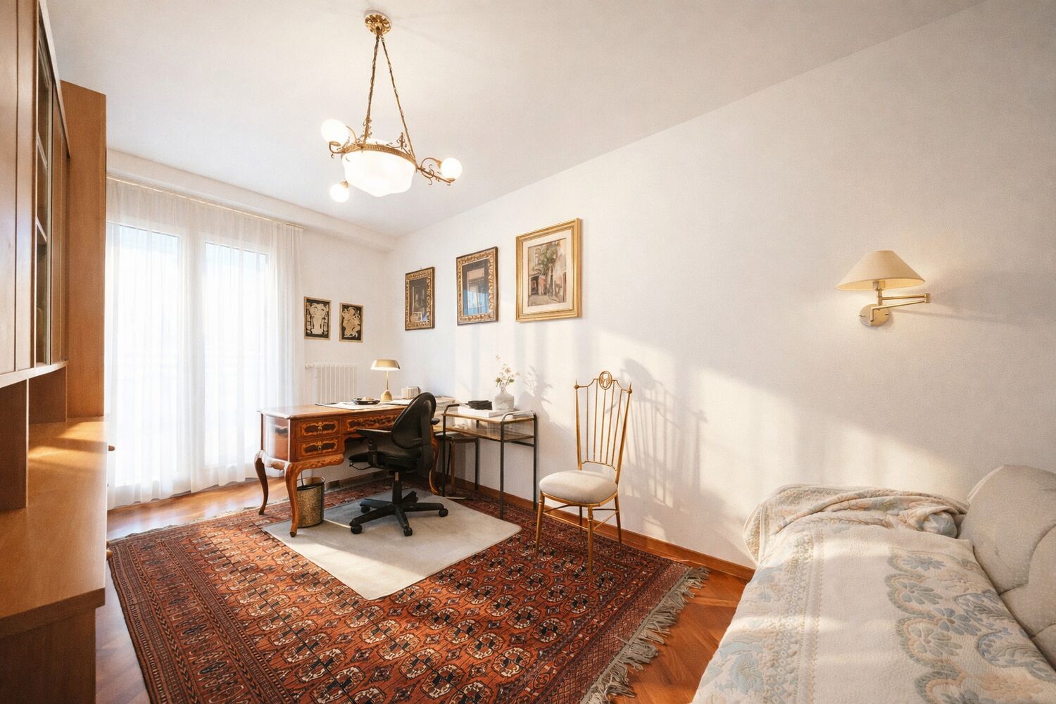 Helles Arbeitszimmer mit klassischer Einrichtung