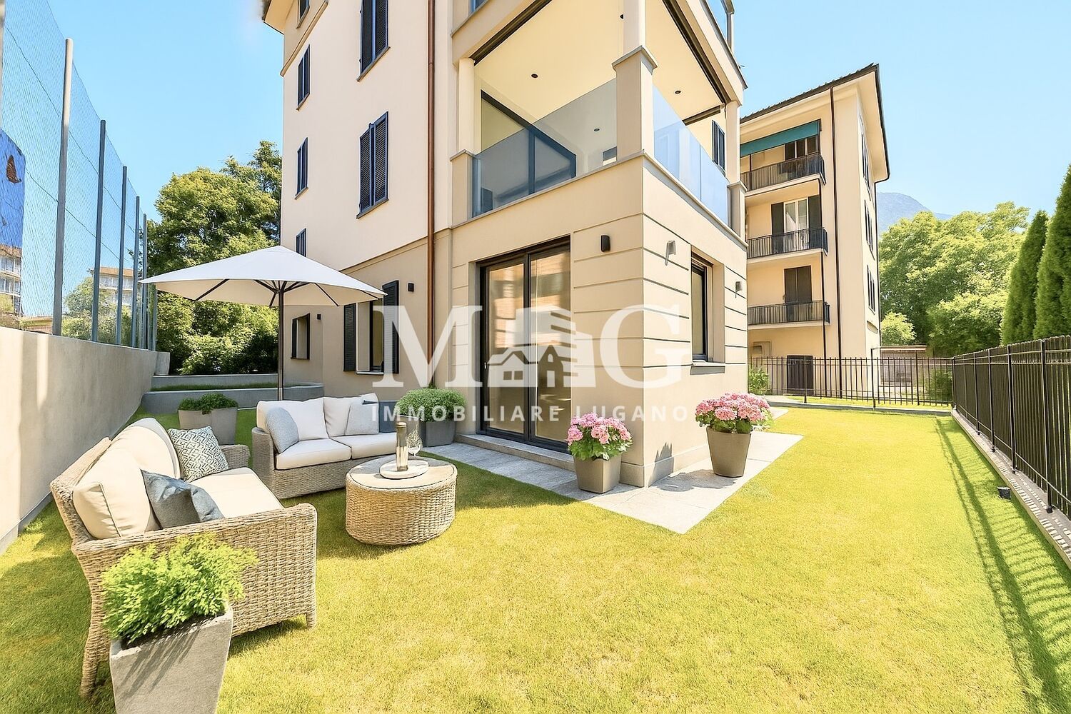 Gepflegte Garten-Terrasse mit Lounge-Möbeln