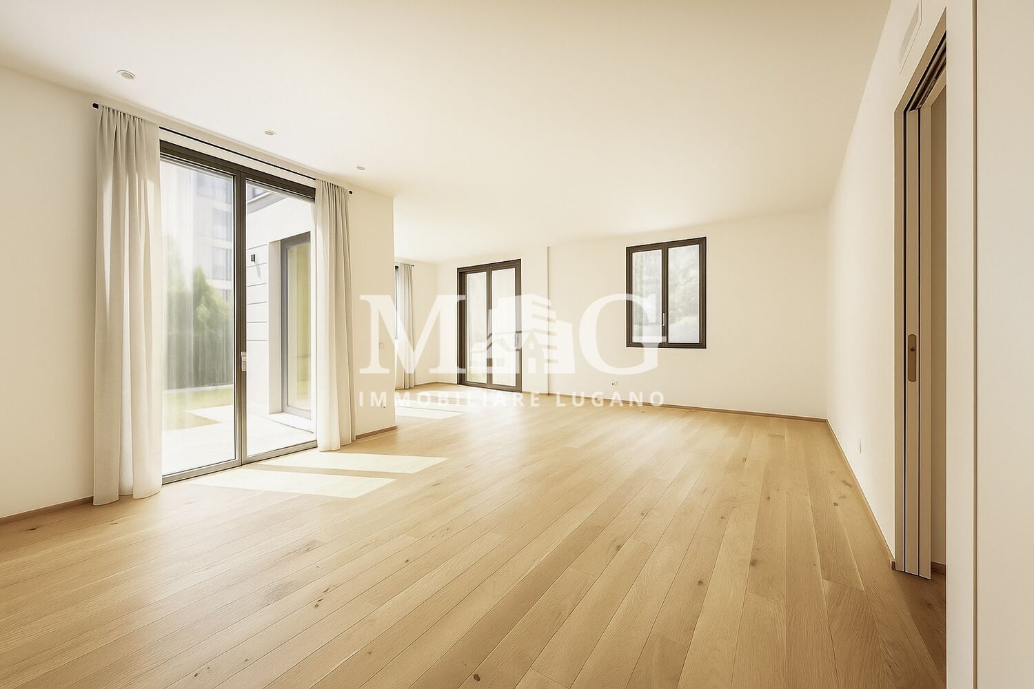 Heller, leerer Wohnraum mit Holzfußboden