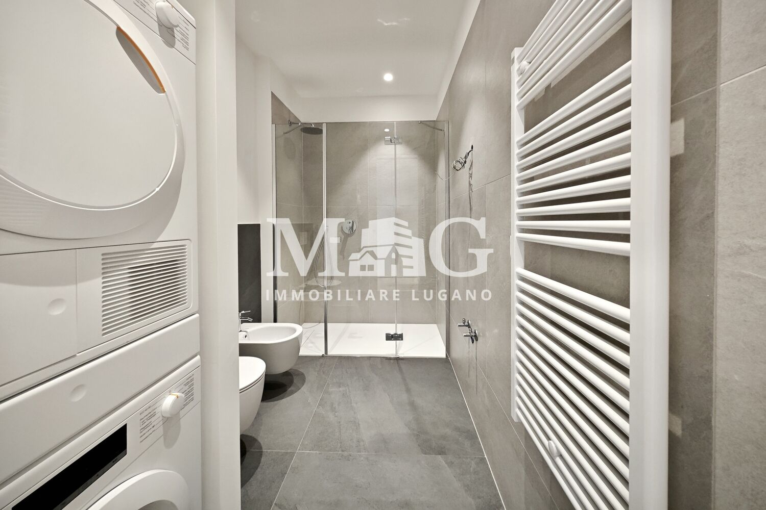 Modernes Badezimmer mit Dusche und Wäschesäule