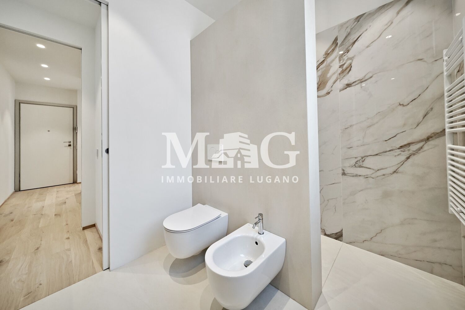 Modernes Gäste-WC mit Fluranschluss