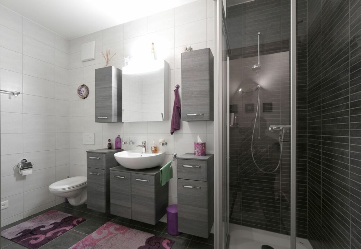 Modernes Badezimmer mit Dusche und Doppelmöbeln