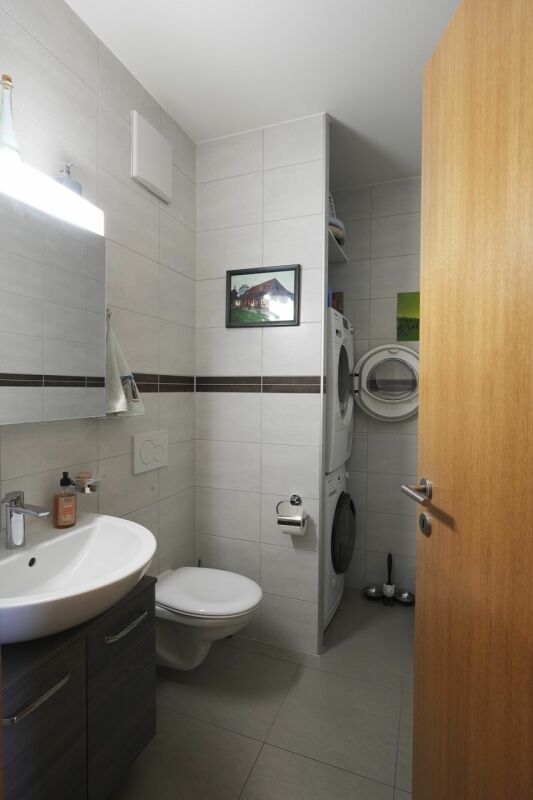 Gäste-WC mit Waschmaschinen-Nische