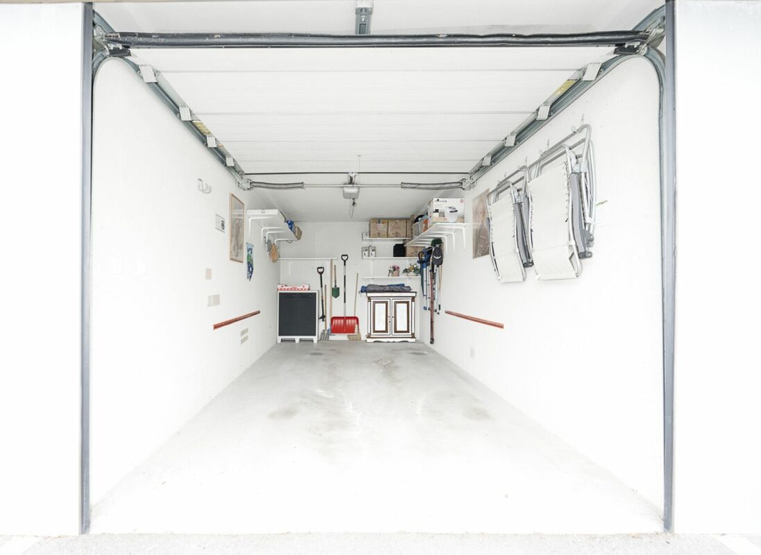 Garage mit offenem Tor und Stauraum