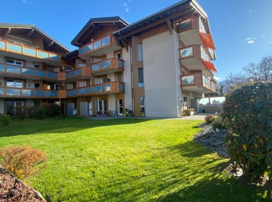 Mehrfamilienhaus mit Balkonen und Garten