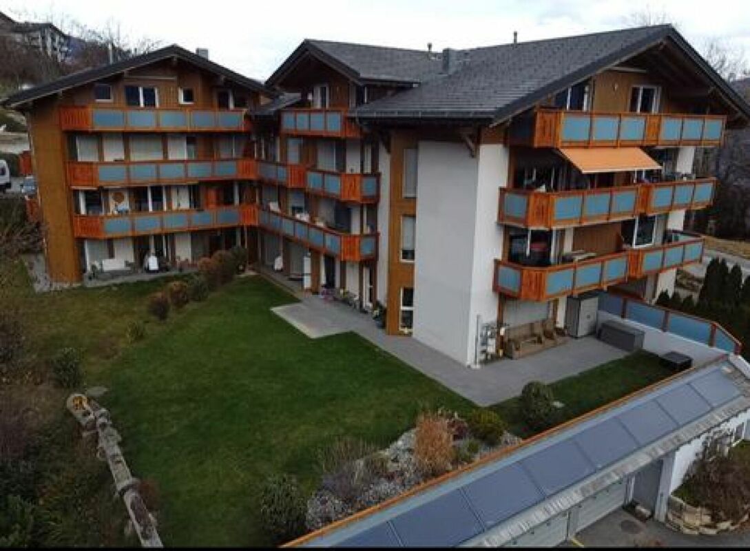 Alpiner Wohnkomplex mit Balkonen