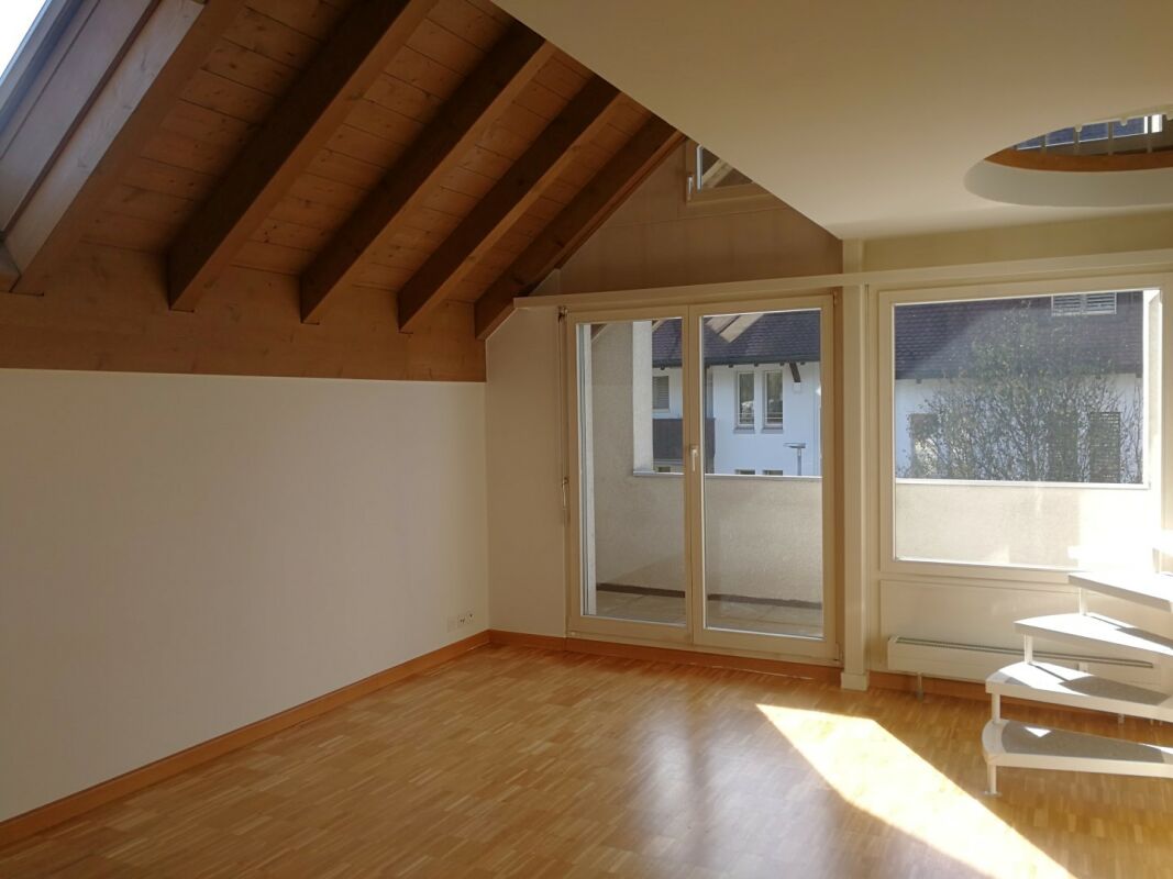 Heller Dachraum mit Balkonzugang