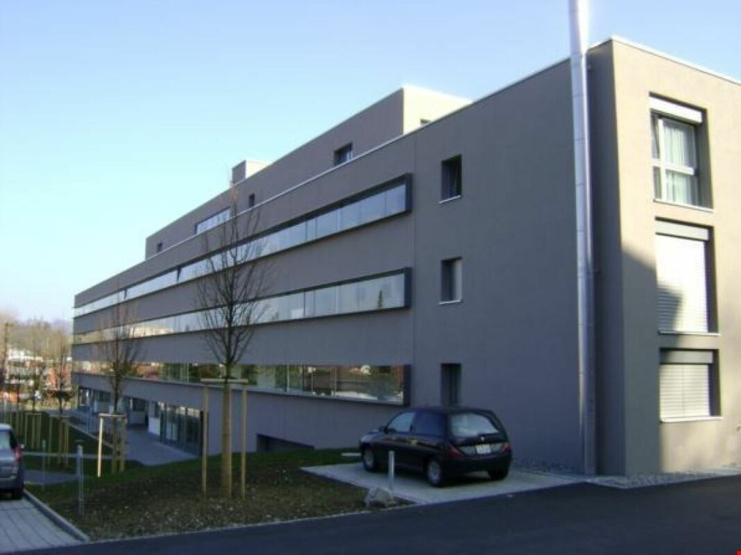 Modernes Mehrfamilienhaus mit klarer Linienführung