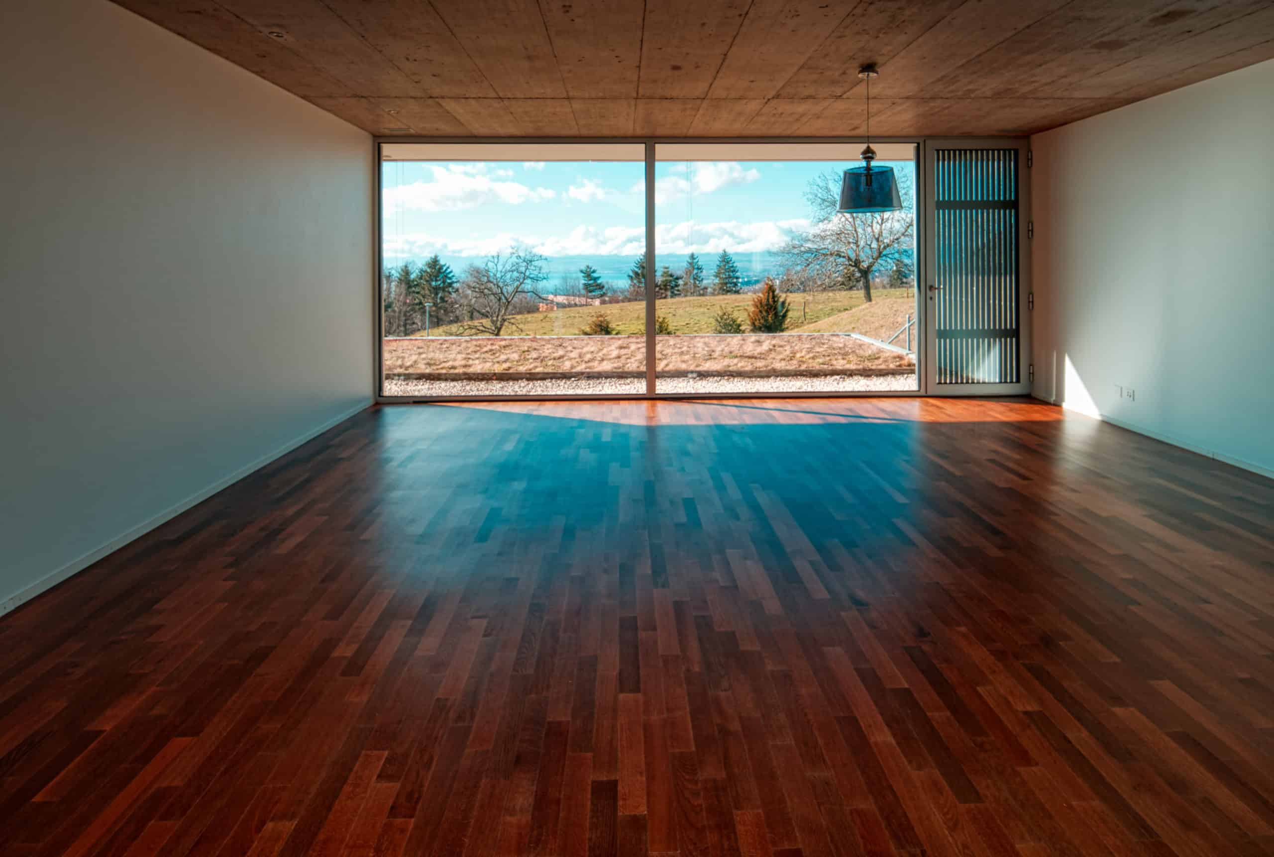 Leerer Wohnraum mit Panoramafenster und Ausblick