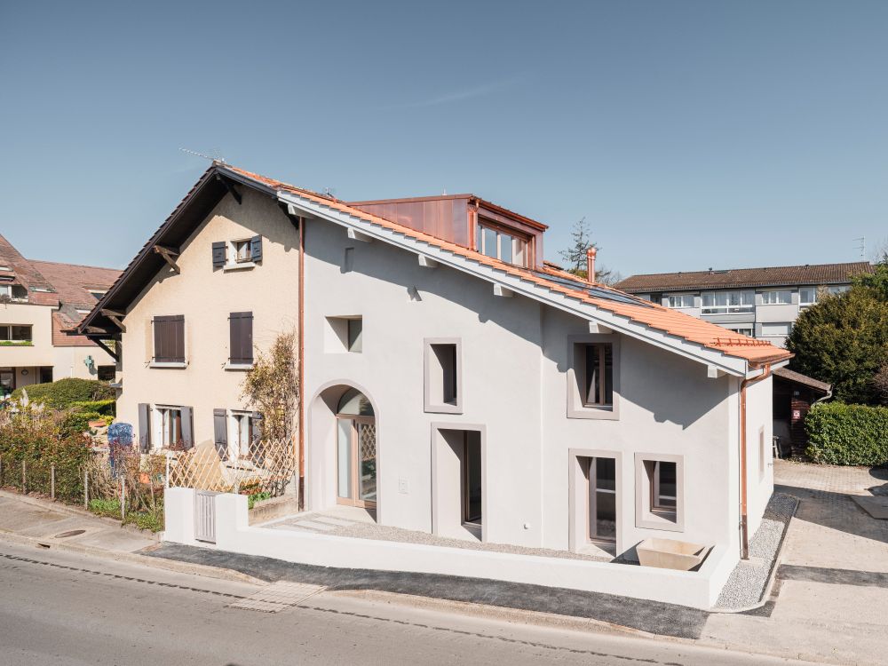 Modernisiertes Einfamilienhaus mit Satteldach und asymmetrischer Fassadengestaltung