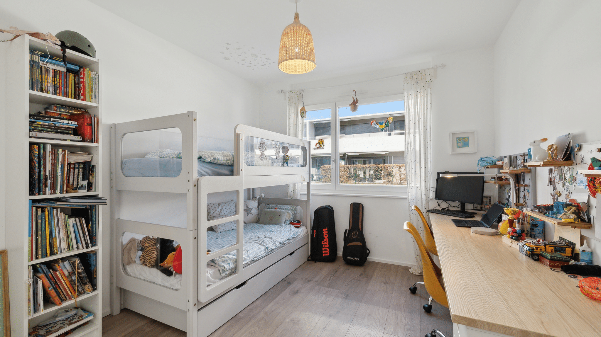 Helles Kinder- oder Jugendzimmer mit Hochbett und Arbeitsbereich