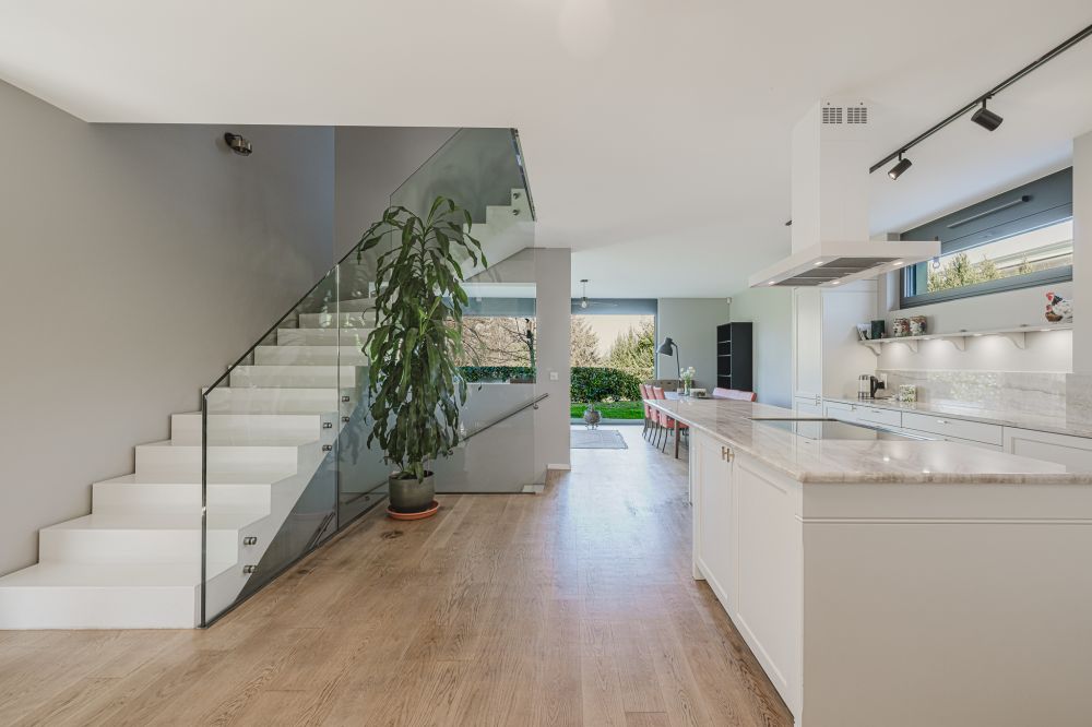Offener Wohnbereich mit Treppe und Küche