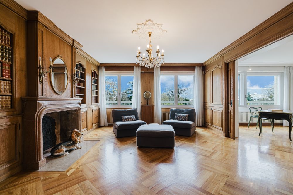 Elegantes Wohnzimmer mit Holzvertäfelung und Kamin