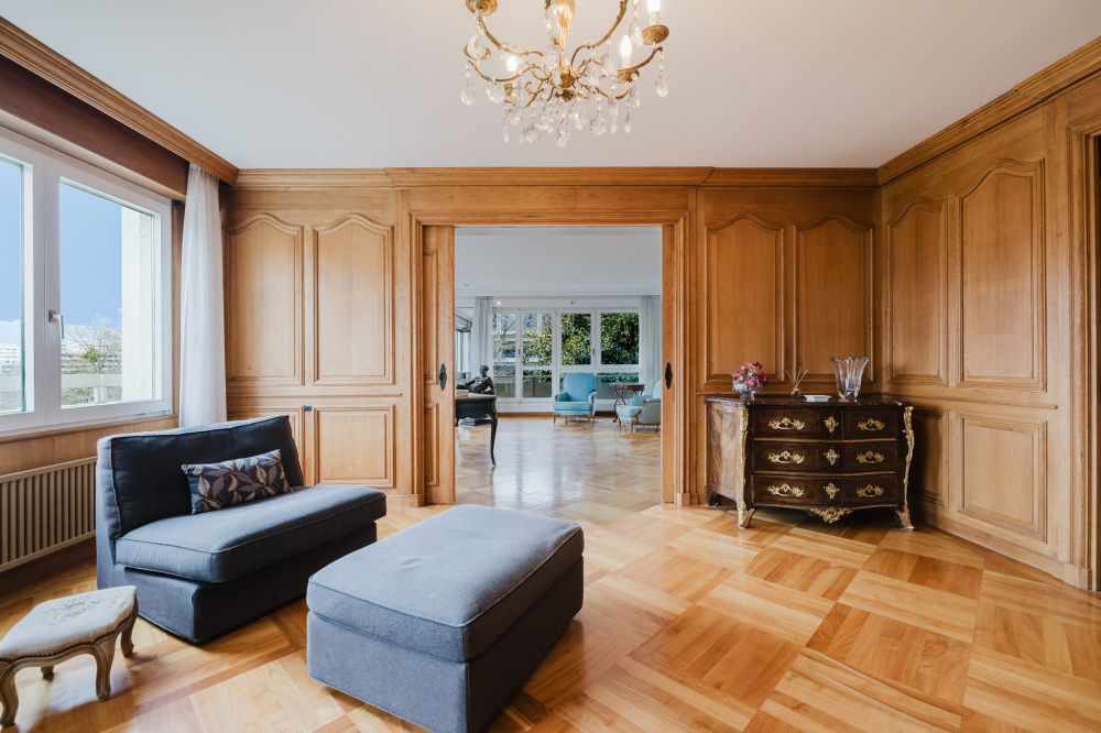 Klassischer Salon mit Holzvertäfelung