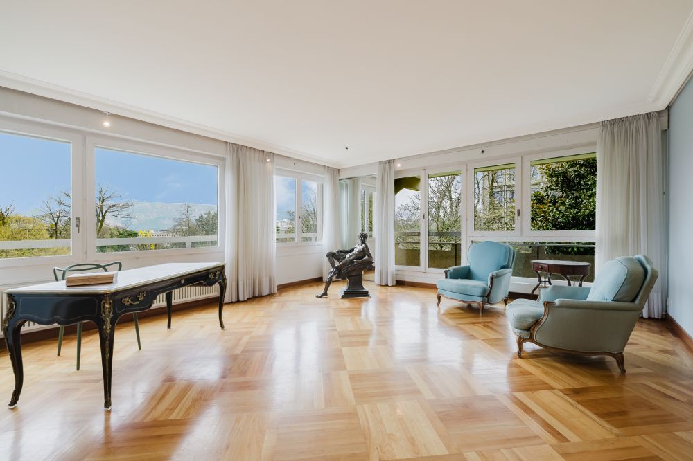 Heller Wohnraum mit Panoramafenstern