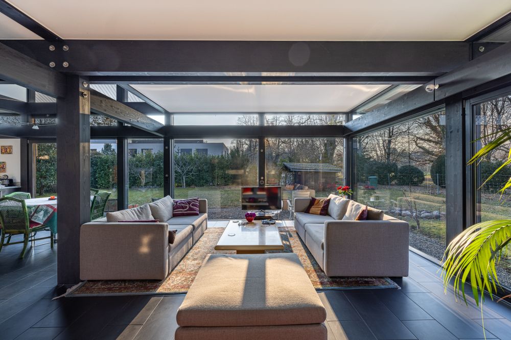 Modern verglaster Wohnraum mit Blick in den Garten