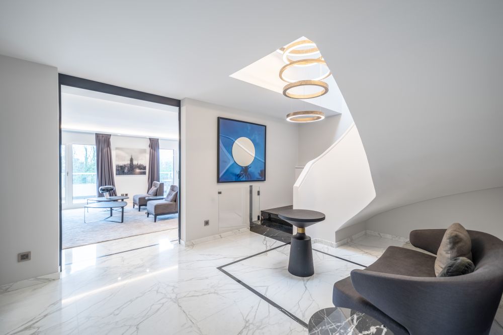 Modernes Dachgeschoss mit Treppe und Sitzbereich