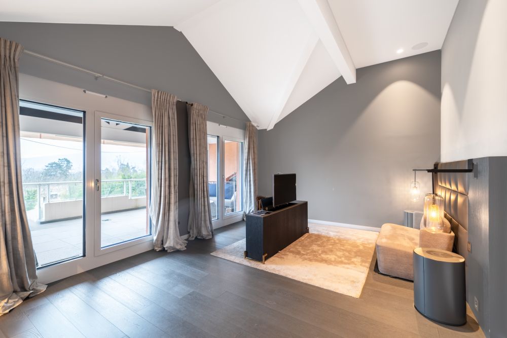 Modernes Schlafzimmer mit Dachschrägen und Balkonzugang