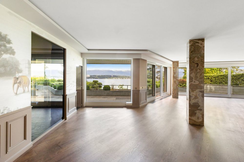 Großzügiger Wohnraum mit Seeblick