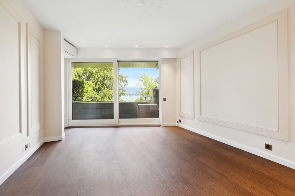 Heller leerer Wohnraum mit Balkon und Blick ins Grüne