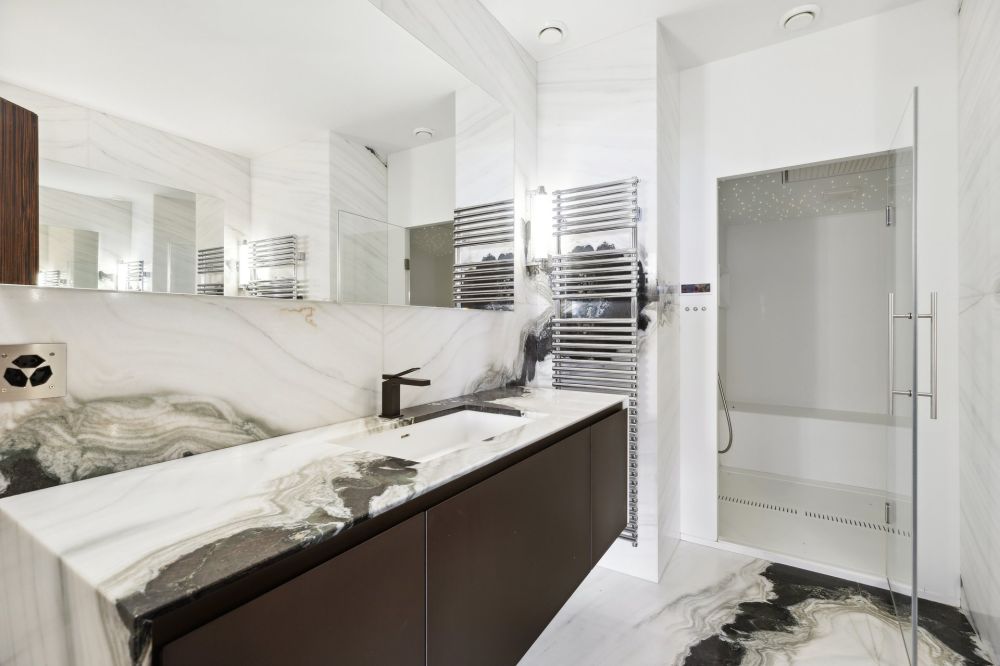 Modernes Badezimmer mit Marmoroptik