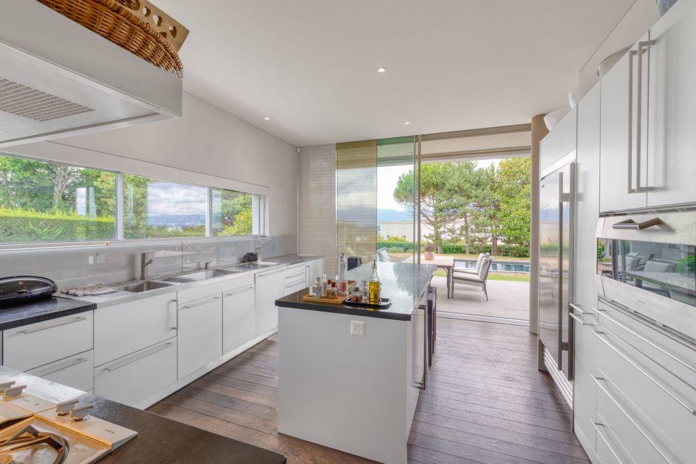Offene moderne Küche mit Blick ins Freie