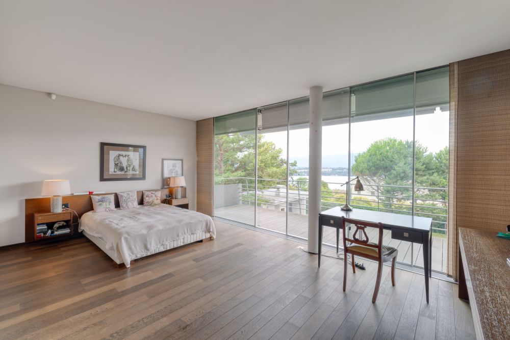 Schlafzimmer mit Panoramablick und großer Glasfront